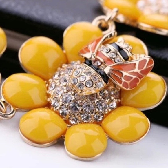 Swarovski Bee Happy Daisy Necklace New With Tags - Picture 3 of 5